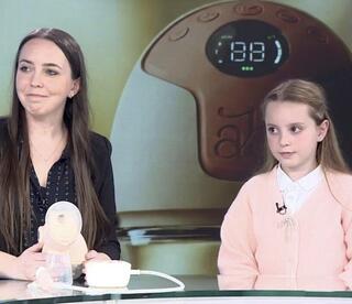 Annabella Tech co-founder and VP of Product Masha Waldberg, left, presents the Annabella breast pump as she appears with her daughter, Annabella, in the ynet studio 