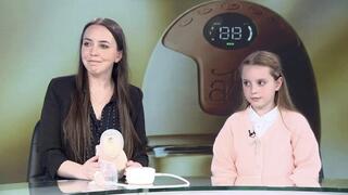 Annabella Tech co-founder and VP of Product Masha Waldberg, left, presents the Annabella breast pump as she appears with her daughter, Annabella, in the ynet studio 