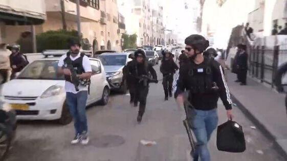 רימוני הלם בשכונה החרדית, 10 שוטרים נפצעו