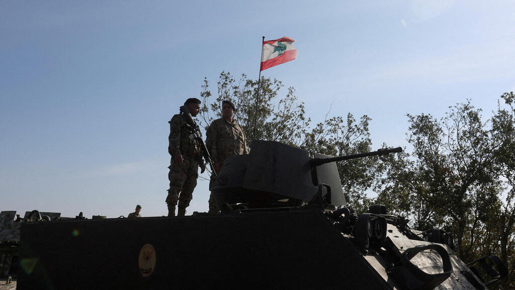 ארכיון 28.11 חיילים צבא דרום לבנון ליד דגל לבנון ב עלמא א-שעב