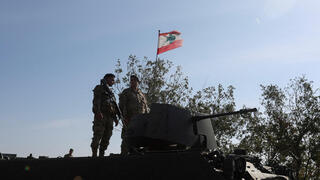 ארכיון 28.11 חיילים צבא דרום לבנון ליד דגל לבנון ב עלמא א-שעב