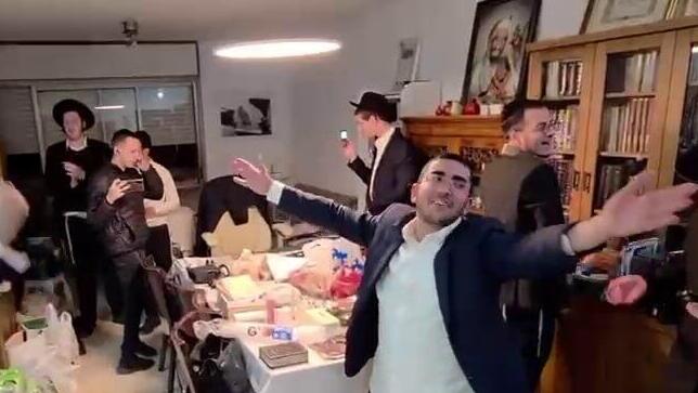 חרדים חוגגים לאחר שמנעו ניסיון מעצר של עריק