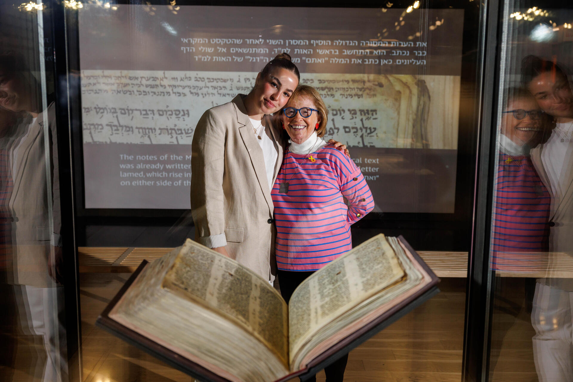 שורדת השבי אגם ברגר ושורדת השואה איירין ששר, במוזיאון העם היהודי, ליד קודקס ששון, התנ"ך העתיק ביותר שנותר בשלמותו 