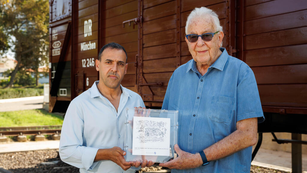 אלי שרעבי ונפתלי פירסט באנדרטת הקרון בנתניה