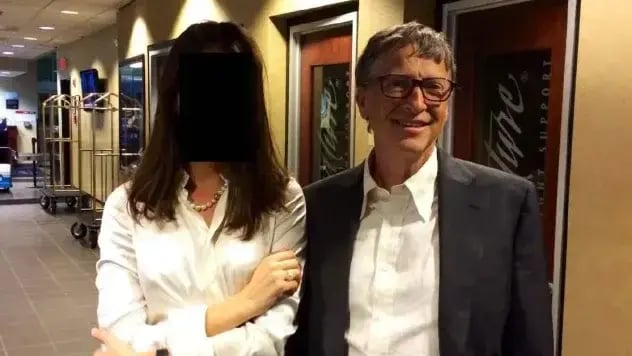 Bill Gates next to a woman whose identity has been withheld (Photo: House Oversight Democrats) ביל גייטס עם אישה שפניה הושחרו בתמונה שנחשפה ממסמכי אפשטיין
