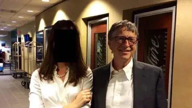 ביל גייטס עם אישה שפניה הושחרו בתמונה שנחשפה ממסמכי אפשטיין