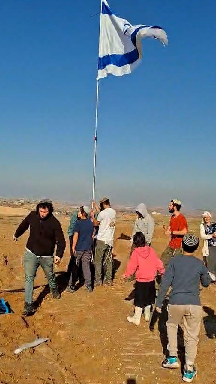 Settlers raise the Israeli flag in the Gaza Strip (Photo: Nachala) מתנחלים הניפו דגל ישראל בעזה