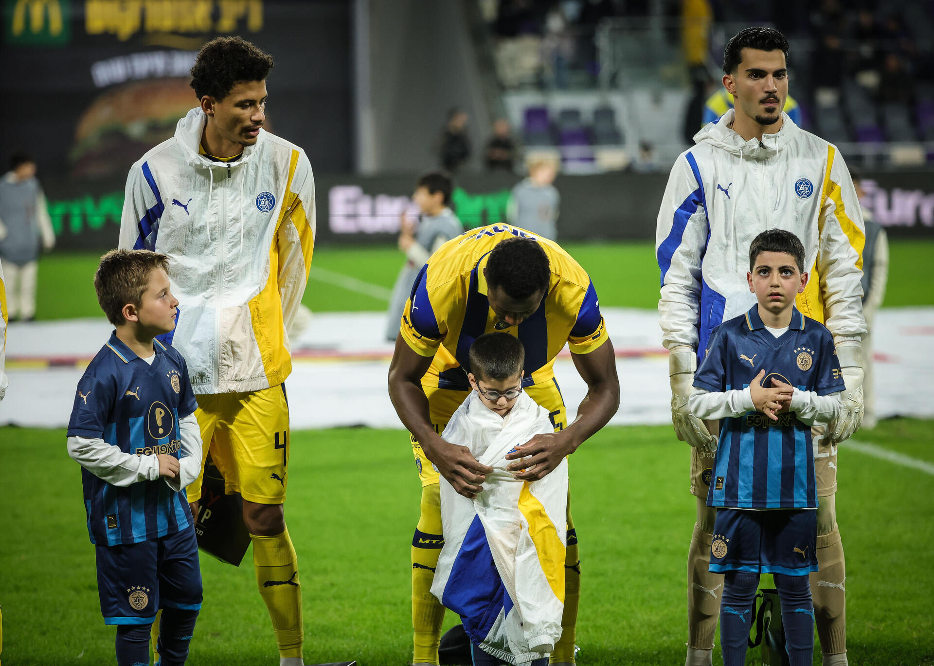 עלי קמארה ממכבי ת"א, הדגל והילד, לפני המשחק מול הפועל פ"ת 