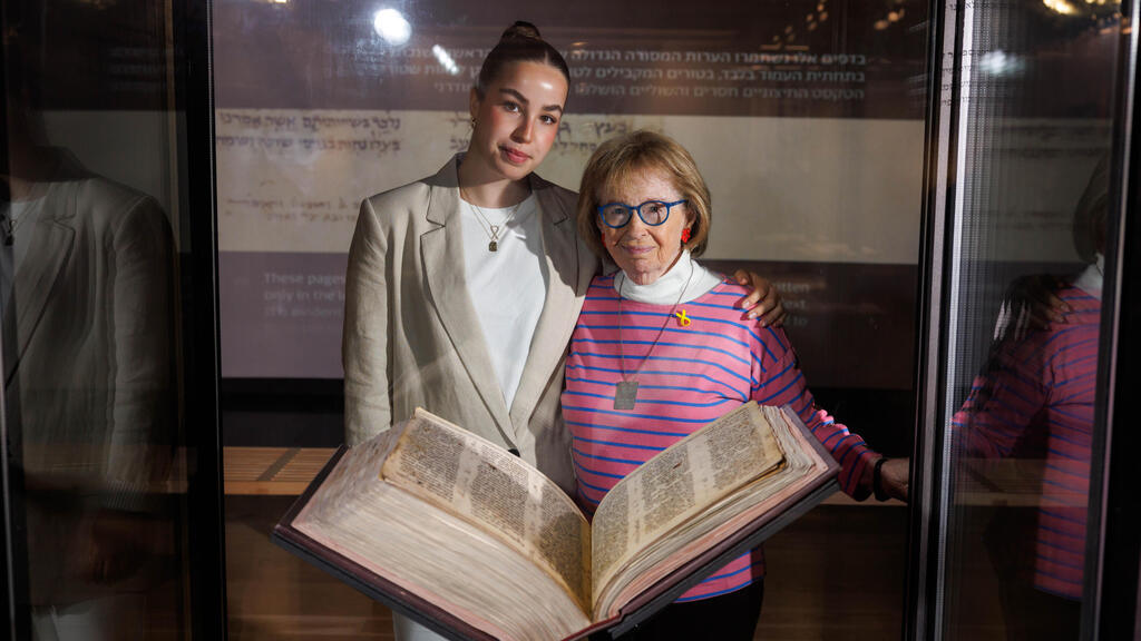 אגם ברגר ואיירין ששר ב"אנו – מוזיאון העם היהודי", ליד קודקס ששון