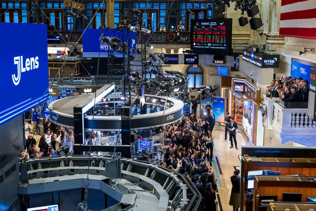 Traders and guests gather on the floor of the New York Stock Exchange, Wednesday, Dec. 17, 2025, as JLens celebrates the launch of the TOV ETF, the first Jewish values-based investment fund (Photo: NYSE) Traders and guests gather on the floor of the New York Stock Exchange, Wednesday, Dec. 17, 2025, as JLens celebrates the launch of the TOV ETF, the first Jewish values-based investment fund