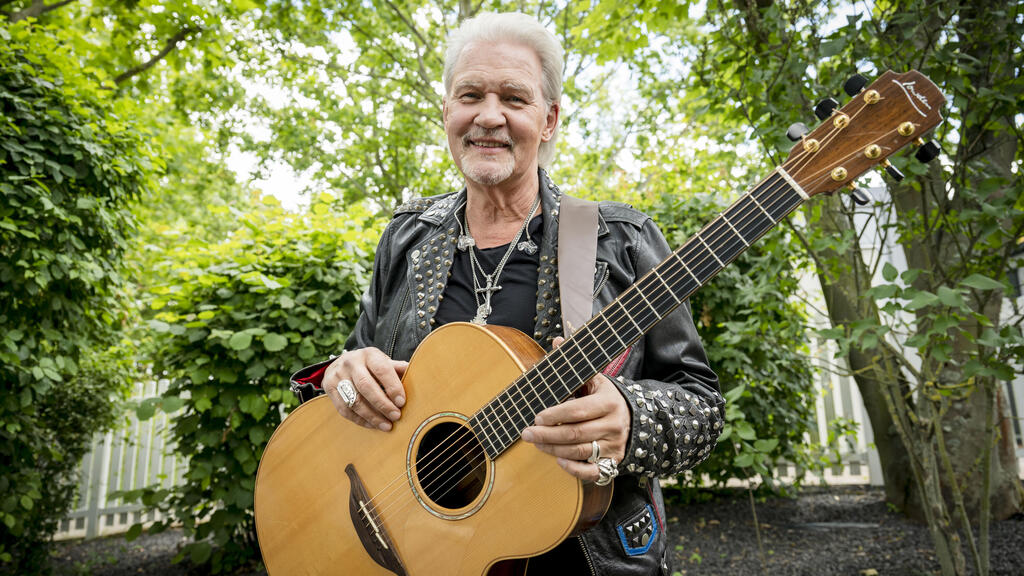 מר אירוויזיון, ג'וני לוגן