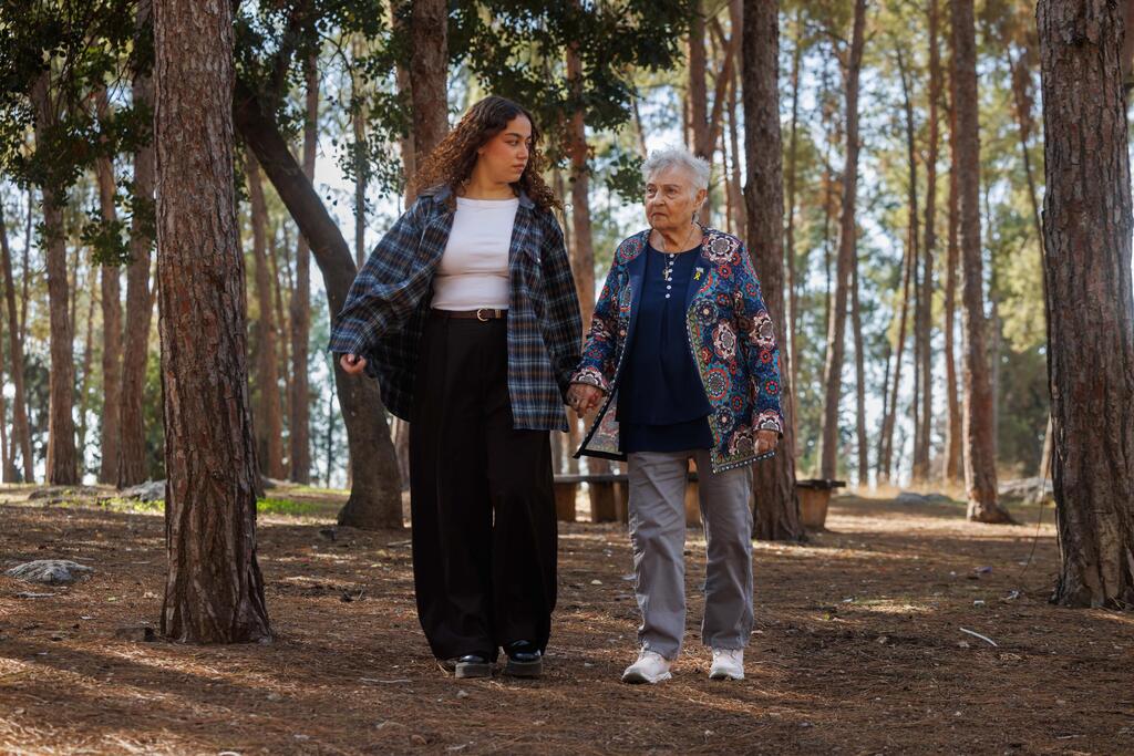 אורי מגידיש לצד שרה ויינשטיין ביער בן שמן