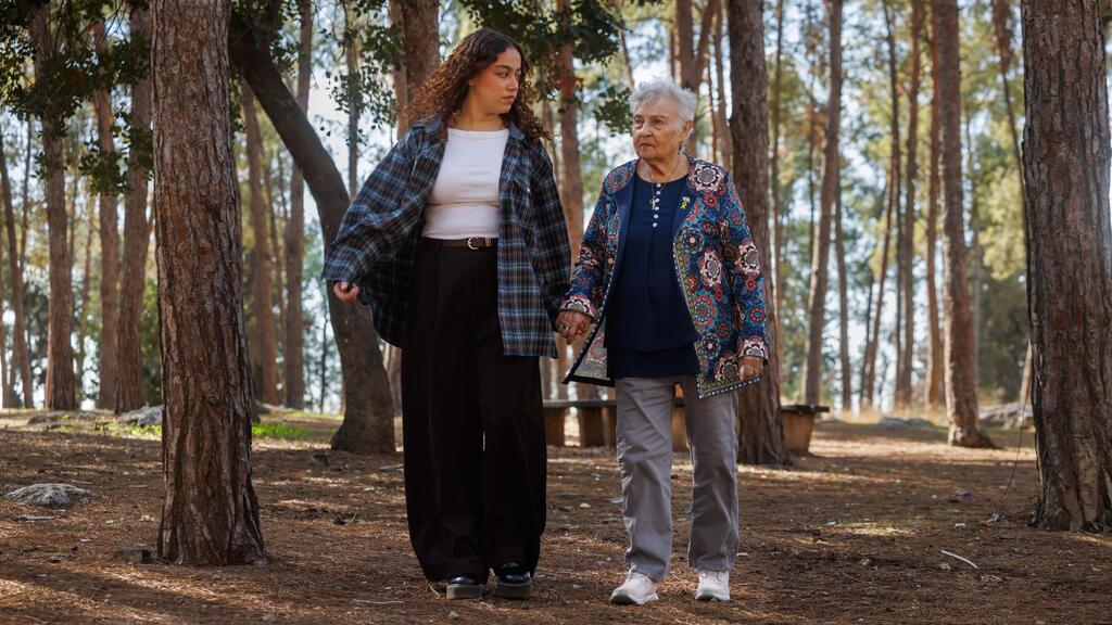 אורי מגידיש לצד שרה ויינשטיין ביער בן שמן