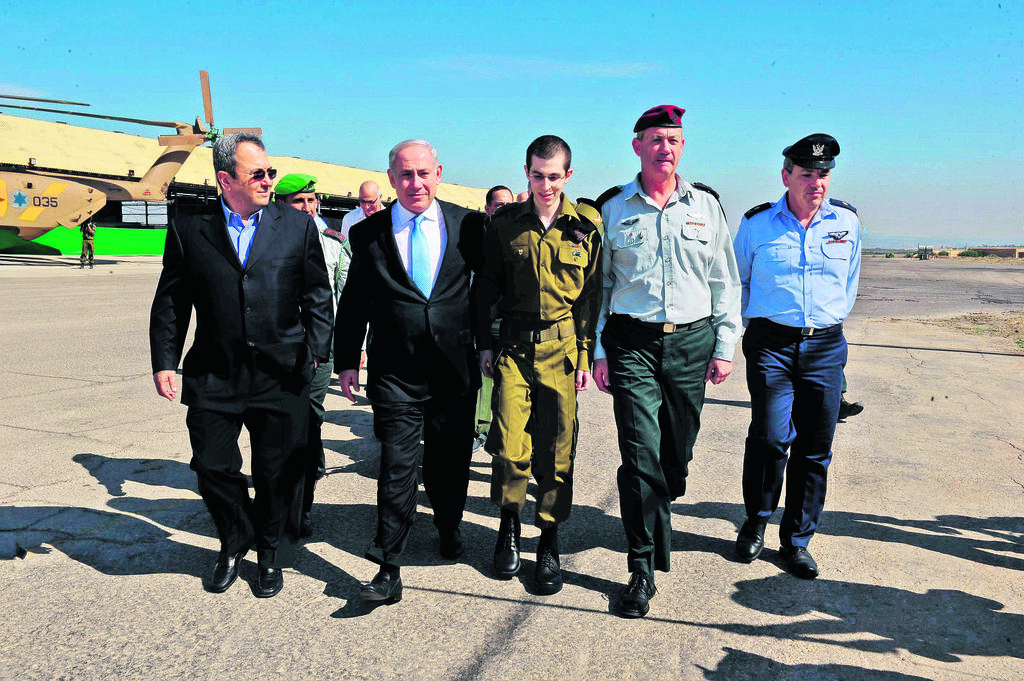בנימין נתניהו ואהוד ברק עם גלעד שליט ביום שחרורו