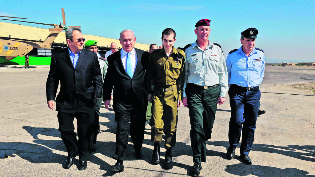 בנימין נתניהו ואהוד ברק עם גלעד שליט ביום שחרורו