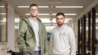 שלום שטרית (מימין) ונועם בן שלוש, לוחמי גולני שנפצעו ב-7 באוקטובר, בשיקום בשיבא