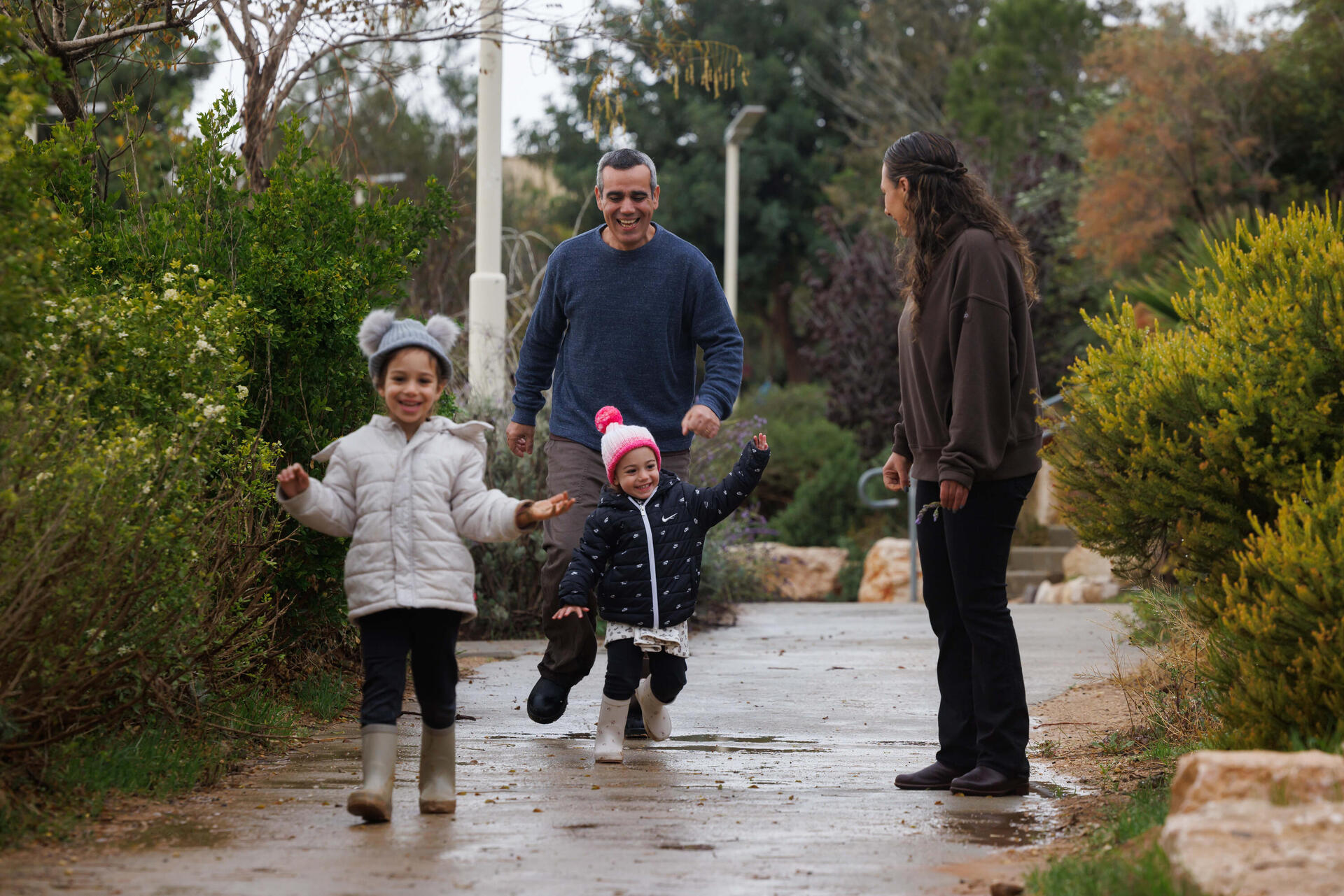 שורד השבי עמרי מירן מבלה עם לישי, רוני ועלמא בכרמים