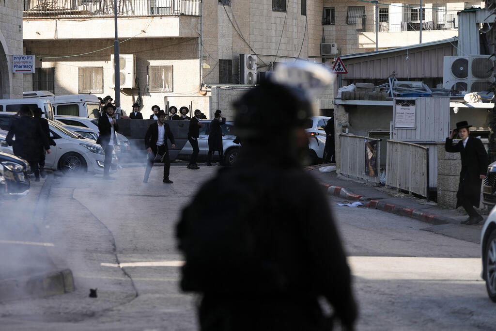 Photo: AP Photo/ Mahmoud Illean עימותים בין חרדים לשוטרים בירושלים