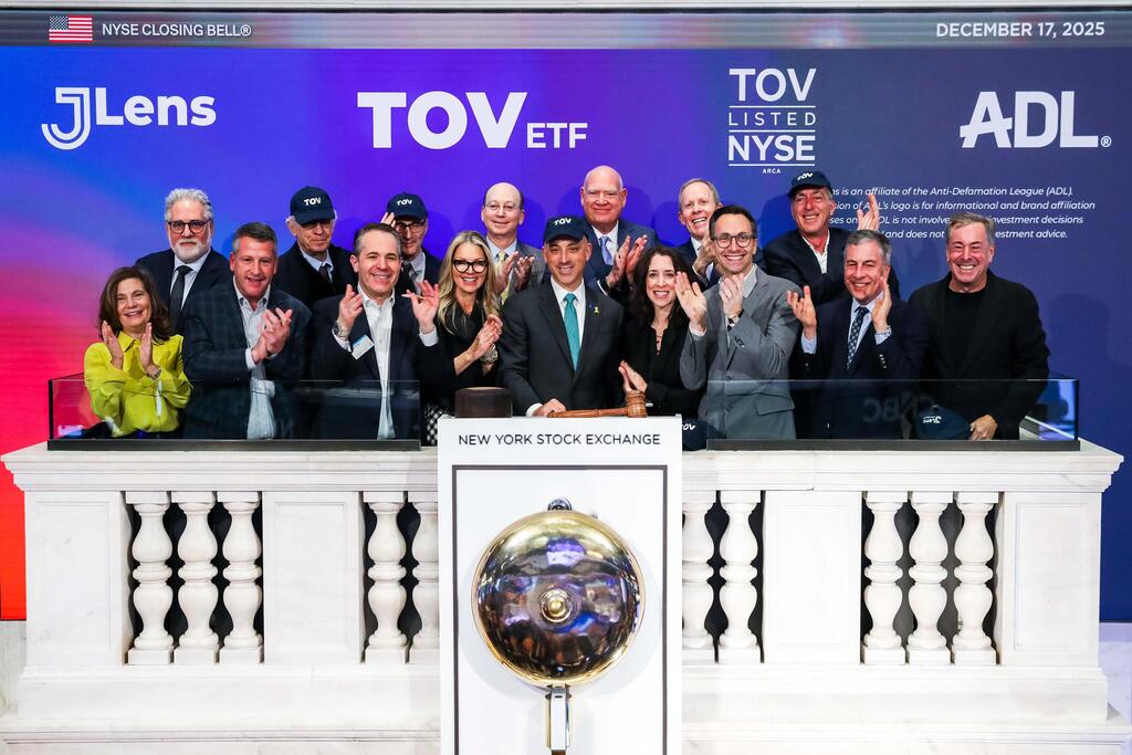 Members of JLens, the Anti-Defamation League and invited guests pose at the New York Stock Exchange podium after ringing the closing bell, Wednesday, Dec. 17, 2025, in celebration of the TOV ETF’s launch (Photo: NYSE) Members of JLens, the Anti-Defamation League and invited guests pose at the New York Stock Exchange podium after ringing the closing bell, Wednesday, Dec. 17, 2025, in celebration of the TOV ETF’s launch