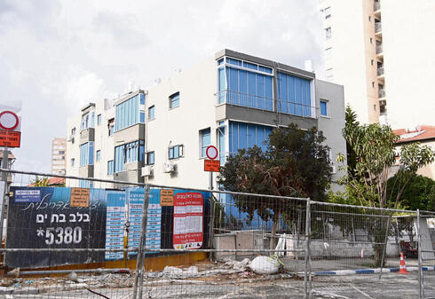 ההרס לאחר פגיעת הטיל האיראני ופרויקטים של התחדשות בשכונת המצבה | צילום: יאיר שגיא