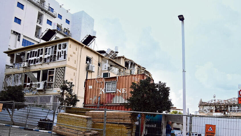 Ущерб от иранской ракеты в районе Мацева (Фото: Яир Саги) ההרס לאחר פגיעת הטיל האיראני ופרויקטים של התחדשות בשכונת המצבה | צילום: יאיר שגיא
