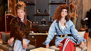 דניאלה ואלונה צור. "קנינו בית עם משכנתה וקצת פינקנו את עצמנו, אבל בקטנה" | צילום: קובי קואנקס