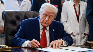 נשיא ארה"ב דונלד טראמפ חתם על צו נשיאותי שהוציא קנאביס מסיווג הסמים המסוכנים