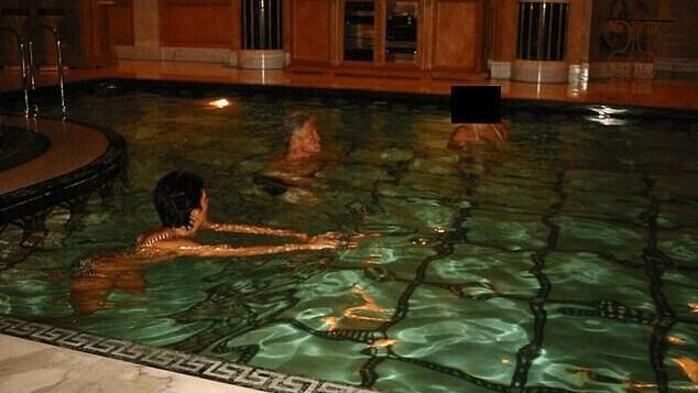 Epstein and Clinton (Photo: US Department of Justice) אפשטיין וקלינטון