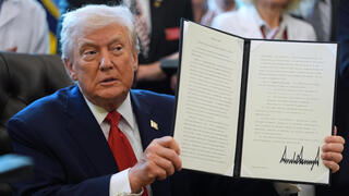 נשיא ארה"ב דונלד טראמפ חתם על צו נשיאותי שהוציא קנאביס מסיווג הסמים המסוכנים