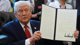 נשיא ארה"ב דונלד טראמפ חתם על צו נשיאותי שהוציא קנאביס מסיווג הסמים המסוכנים