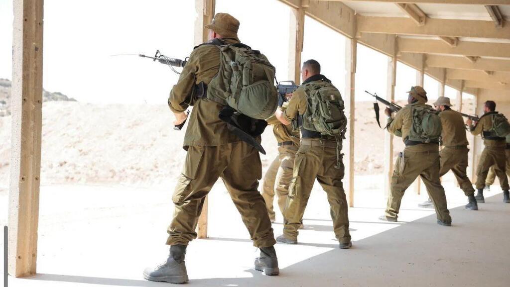 Бойцы-резервисты дивизии "Давид" (Фото: пресс-служба ЦАХАЛа) לוחמי מילואים באוגדת דוד יצטיידו בנשקים שיישארו עמם באופן קבוע בביתם כחלק מהפקת לקחי השבעה באוקטובר