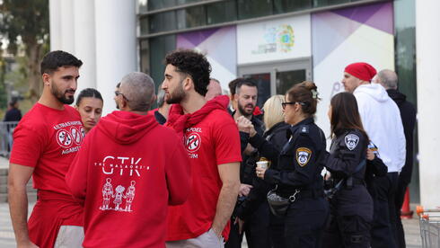 אוהדי הפועל ת"א חולצה משטרה