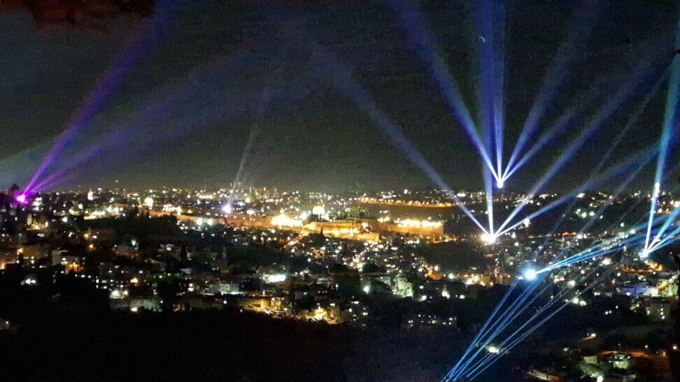 Лазеры озаряют небо Иерусалима 