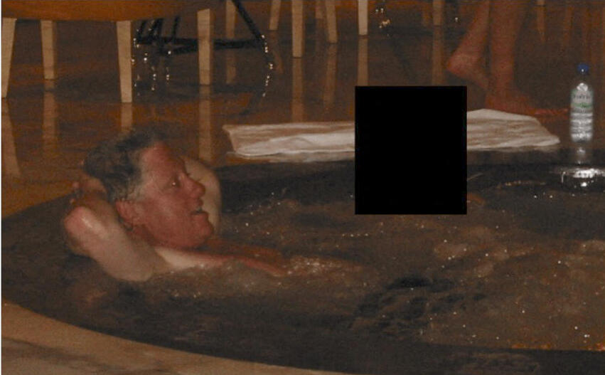 ביל קלינטון ב ג'קוזי בתמונה שפורסמה כחלק ממסמכי תיקי אפשטיין