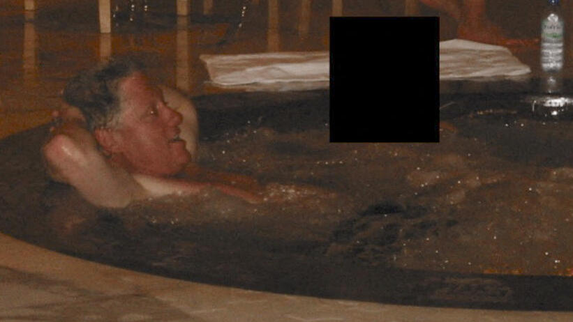 A photo of Bill Clinton in a hot tub released as part of the Epstein files (Photo: US Department of Justice/AFP) ביל קלינטון ב ג'קוזי בתמונה שפורסמה כחלק ממסמכי תיקי אפשטיין