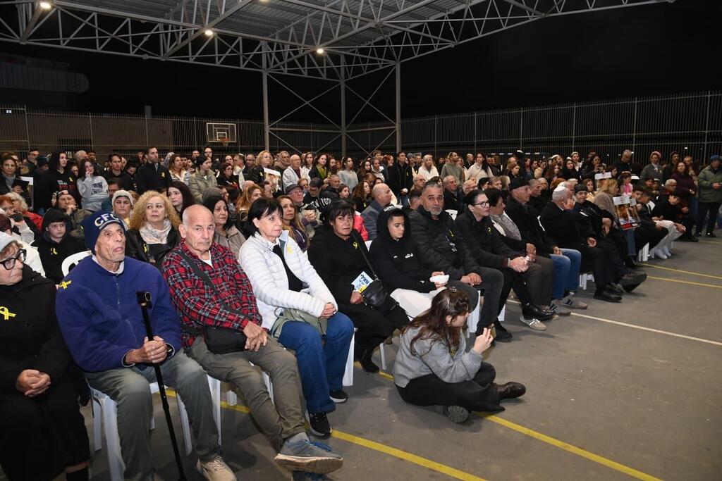 Photo: Herzl Yossef עצרת ביישוב מיתר בקריאה להחזרת החטוף רן גואילי