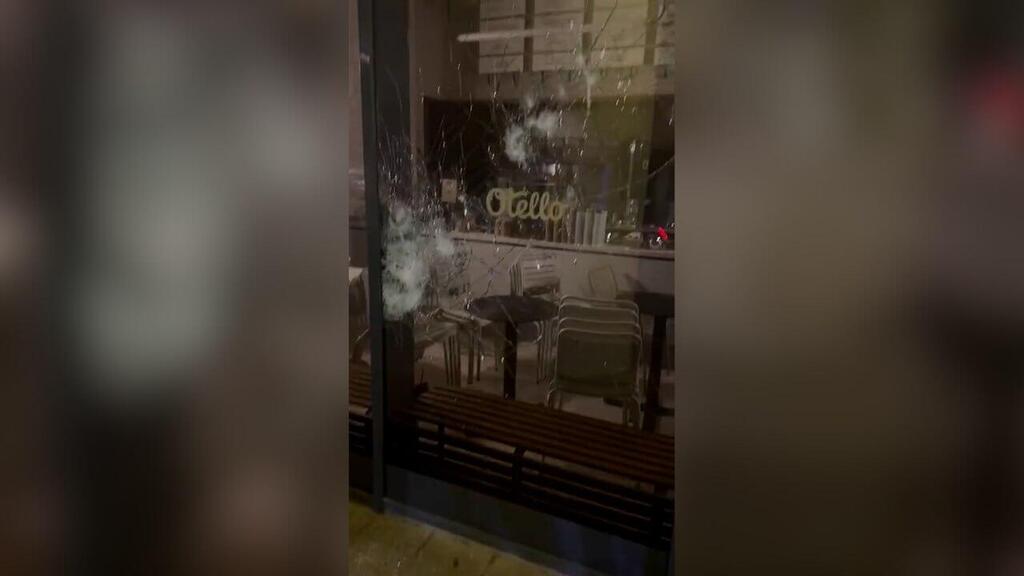 שני רעולי פנים גרמו לנזק רב לגלידריה בהרצליה