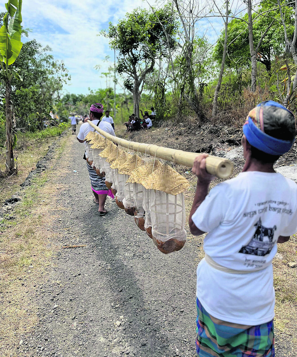 חלק מהשגרה  המקומית. טקס דתי באחד הכפרים