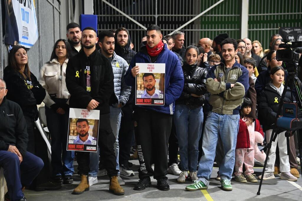 Vigil demanding the return of Ran Gvili in Meitar (Photo: Herzl Yossef) עצרת ביישוב מיתר בקריאה להחזרת החטוף רן גואילי