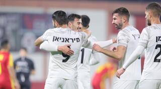 ארתור מירניאן חוגג עם חבריו