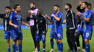 שחקני הפועל פתח תקווה חוגגים בסיום