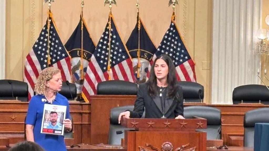 שירה גואילי, אחותו של החלל החטוף האחרון רן גואילי ז"ל בעזה, במסע לבד לארה״ב