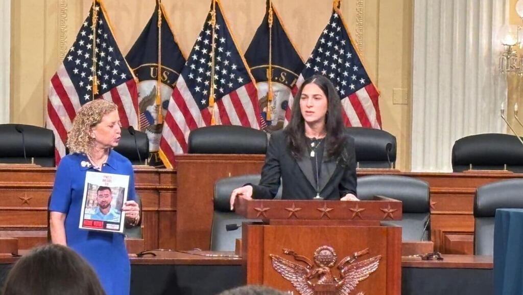 שירה גואילי, אחותו של החלל החטוף האחרון רן גואילי ז"ל בעזה, במסע לבד לארה״ב