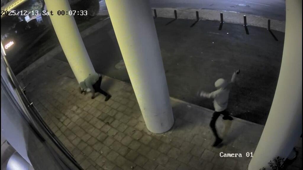 שני רעולי פנים גרמו לנזק רב לגלידריה בהרצליה