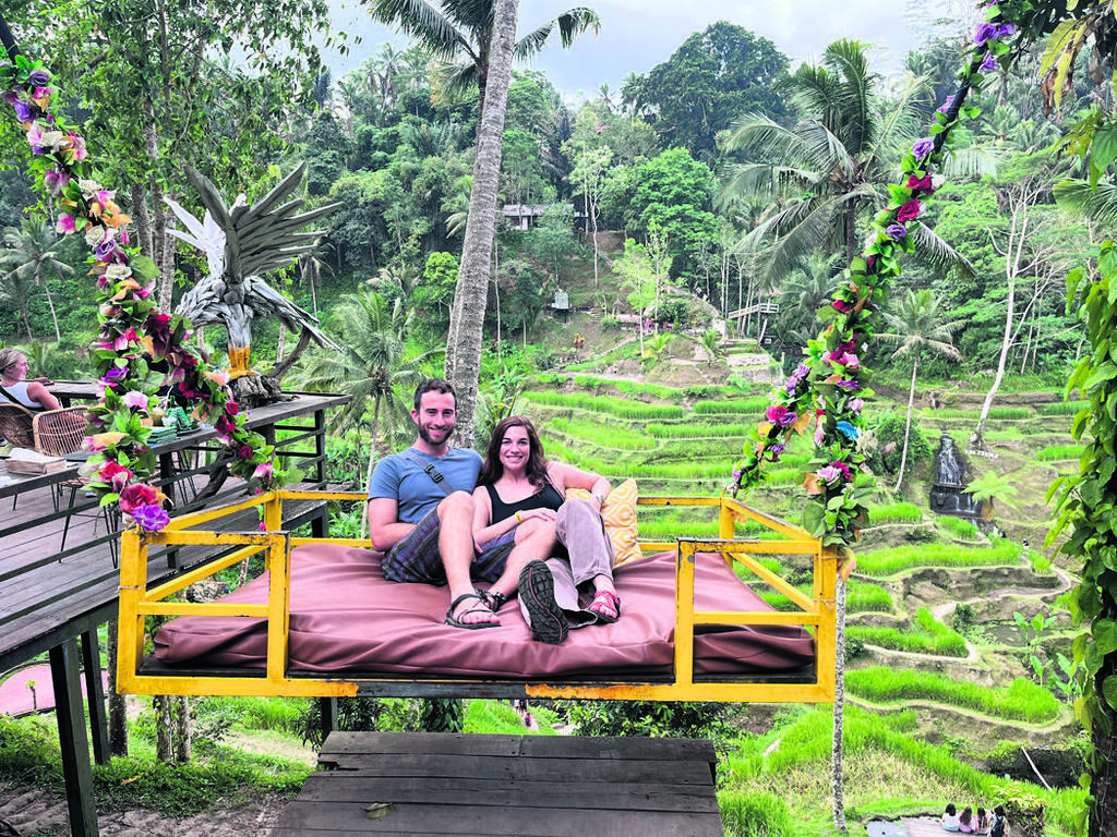 נגה וגיא ליד  טרסות האורז  ומערכות המים  המזינות אותi