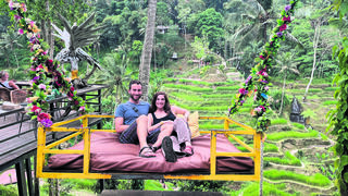 נגה וגיא ליד  טרסות האורז  ומערכות המים  המזינות אותi