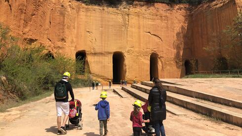 מכרות de Bruoux בצרפת. לכורים שילמו שכר יומי, אבל למנהל העבודה שילמו לפי מספר המטרים שהתקדם הצוות באותו יום. זוהי דוגמה לחוזה פשוט אך גאוני – האם זה החוזה הנכון לכלכלת האינטרנט? 