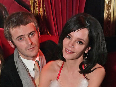 להלן: עם הבויפרנד ג'ונה פרויד (צילום: Dave Benett/Getty Images for Stringfellows) לילי אלן