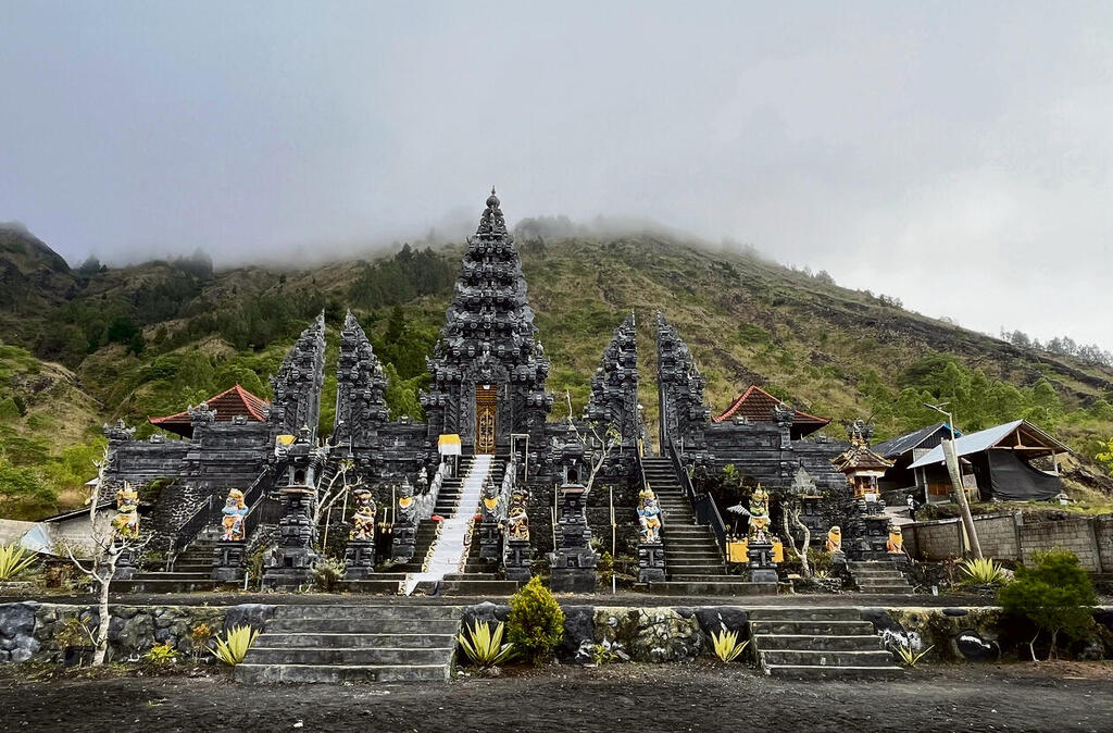 מקדש במורדות  הר הגעש באטור