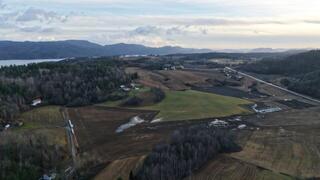 אזור כריית היסודות הנדירים באולפוס, שמעורר מחלוקת מקומית על עצם הפגיעה הסביבתית והשלכותיה